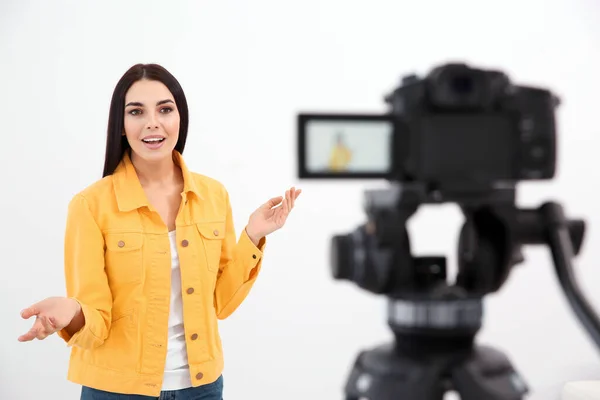 Joven Blogger Grabando Video Cámara Sobre Fondo Blanco — Foto de Stock