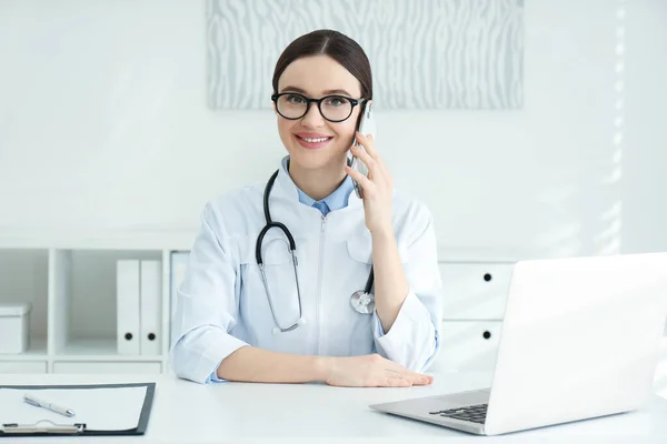 Ung Kvinnlig Läkare Talar Telefon Vid Bordet Kontoret — Stockfoto