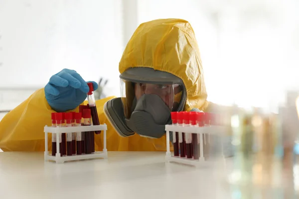 Científico Traje Protección Química Trabajando Con Muestras Sangre Laboratorio Investigación — Foto de Stock