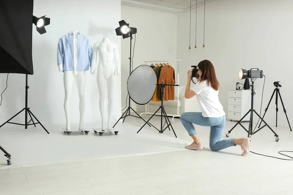 Fotógrafo Profesional Tomando Fotos Maniquíes Fantasmas Con Ropa Moderna Estudio — Foto de Stock