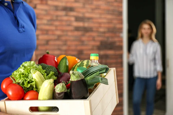 Koerier Met Verse Producten Binnen Close Voedselbezorgservice — Stockfoto