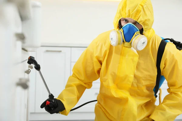 Trabalhador Controle Pragas Terno Protetor Pulverizando Inseticida Móveis Dentro Casa — Fotografia de Stock