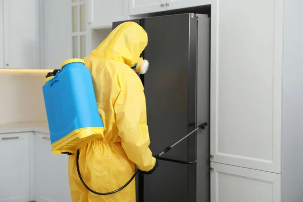 Trabajador Control Plagas Traje Protector Rociando Insecticida Cerca Del Refrigerador —  Fotos de Stock