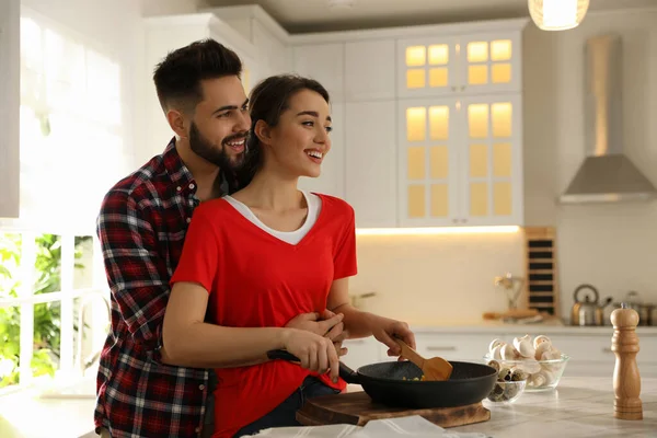 Encantadora Pareja Joven Cocinar Juntos Cocina —  Fotos de Stock