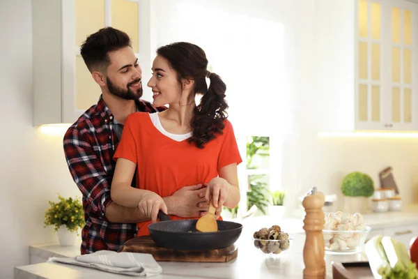 Encantador Jovem Casal Cozinhar Juntos Cozinha — Fotografia de Stock