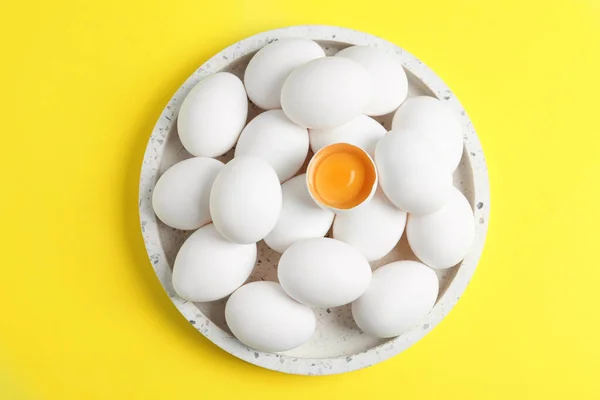 Huevos Frescos Pollo Crudo Sobre Fondo Amarillo Vista Superior — Foto de Stock