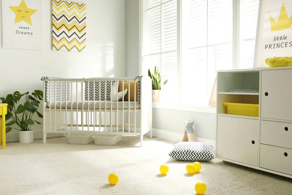 Cute Baby Pokój Wnętrze Łóżeczkiem Duże Okno — Zdjęcie stockowe