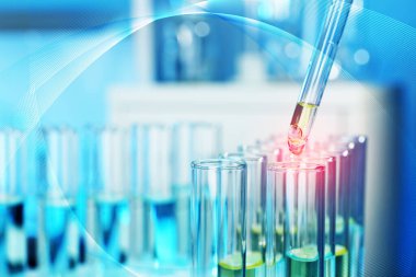 Laboratuvarda numuneyle test tüpüne damlatılıyor, yakın plan. Kimyasal analiz.