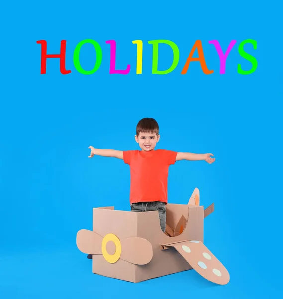 Školní Prázdniny Roztomilé Malé Dítě Hraje Lepenkovým Letadlem Blízkosti Modré — Stock fotografie
