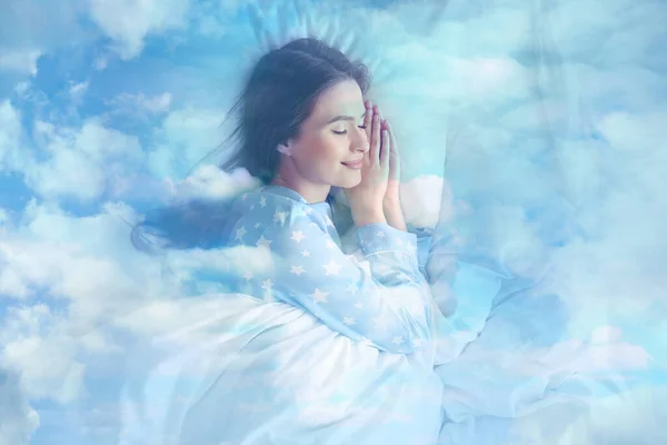 Podwójna Ekspozycja Młodej Kobiety Śpiącej Łóżku Błękitnym Niebie — Zdjęcie stockowe