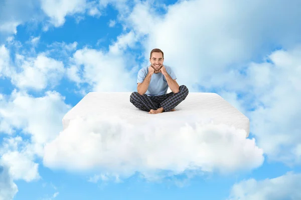 Jeune Homme Assis Sur Matelas Dans Les Nuages — Photo