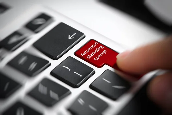 テキスト付きのボタンを押す女性現代のラップトップキーボードの自動マーケティングコンセプト クローズアップ — ストック写真