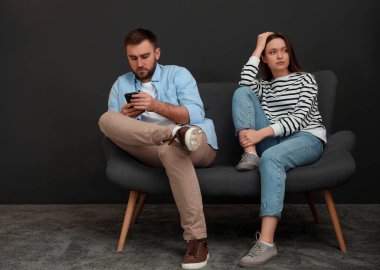 Genç bir adam akıllı telefonu kız arkadaşına tercih ediyor. İlişki sorunları