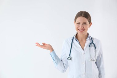 Beyaz arka planda genç bir doktorun portresi