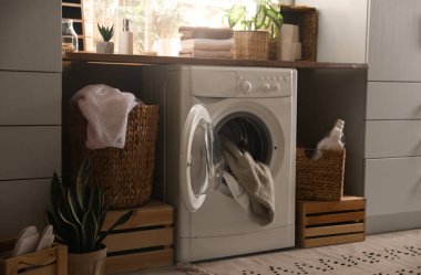 Çamaşır makinesi olan şık bir oda. Tasarım fikri