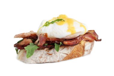 Benedict 'in taze nefis yumurtası beyaz üzerine izole edilmiş.