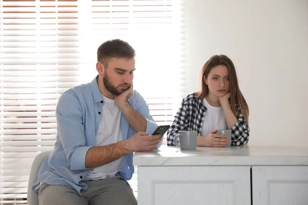 Joven Hombre Prefiriendo Teléfono Inteligente Sobre Novia Casa Problemas Relación — Foto de Stock