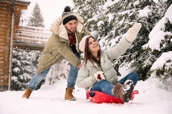 Mutlu Çift Karlı Bir Günde Dışarıda Eğleniyor Kış Tatili — Stok fotoğraf
