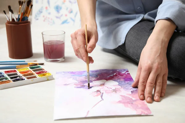 Vrouw Schilderen Bloemen Met Aquarel Vloer Close — Stockfoto