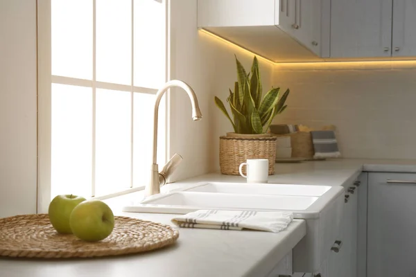 New Ceramic Sink Modern Tap Stylish Kitchen Interior — Stock Photo, Image