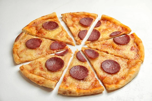 Gustosa Pizza Salame Piccante Sul Tavolo Bianco Primo Piano — Foto Stock