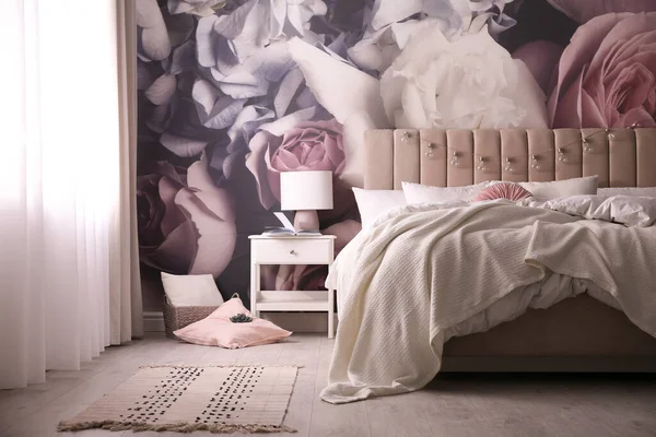 Κομψό Floral Δωμάτιο Εσωτερικό Άνετο Κρεβάτι — Φωτογραφία Αρχείου