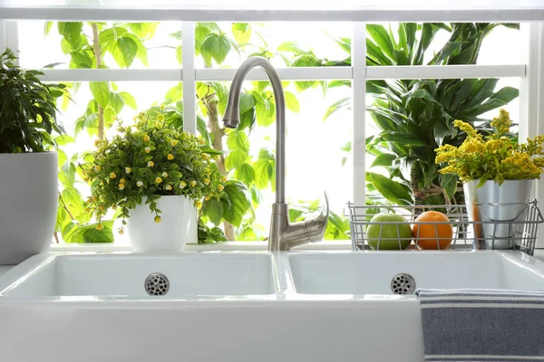 Beautiful White Sink Window Modern Kitchen — Stock Photo, Image