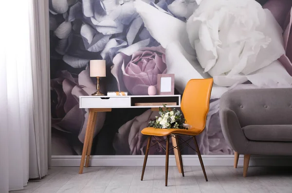 Quarto Bonito Interior Com Mobiliário Elegante Padrão Floral Parede — Fotografia de Stock