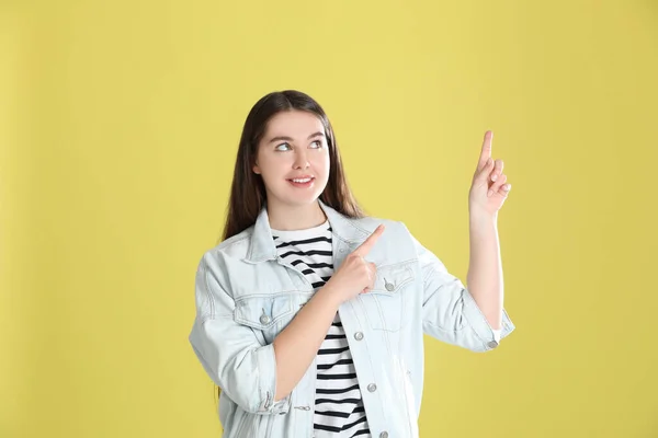 Retrato Jovem Mulher Fundo Amarelo — Fotografia de Stock