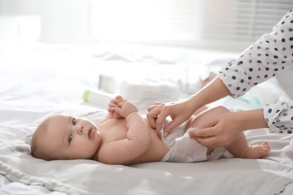 Mother Changing Her Baby Diaper Bed — Stock Photo, Image