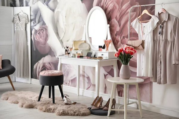 エレガントなドレッシングテーブルと花の壁紙とスタイリッシュな部屋のインテリア — ストック写真
