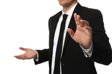 İşadamı beyaz arkaplanda bir şeye dokunuyor, yakın plan.