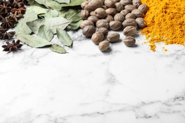 Beyaz mermer arka planda birçok farklı baharat var. Metin için boşluk