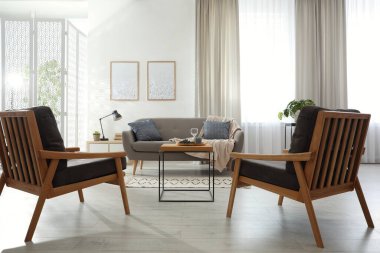 Rahat kanepe ve koltukları olan modern oturma odası.