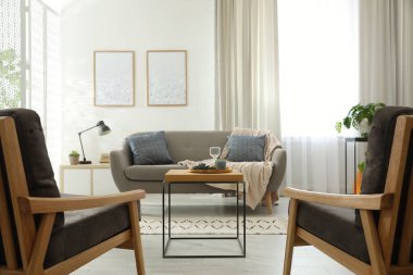 Rahat kanepe ve koltukları olan modern oturma odası.