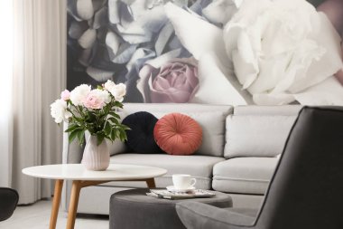 Modern oturma odasının içi rahat kanepeyle dolu.