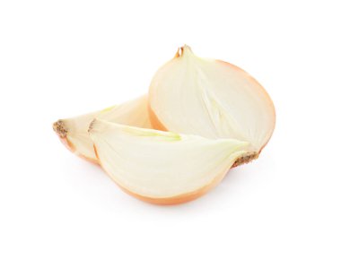 Taze soğan parçaları beyaza izole edilmiş.