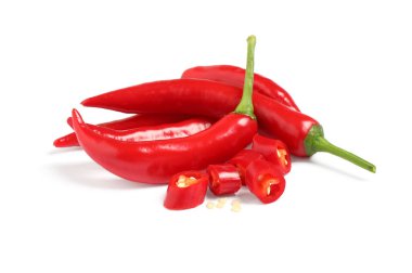 Olgun kırmızı kırmızı kırmızı biber beyaza izole edilmiş.