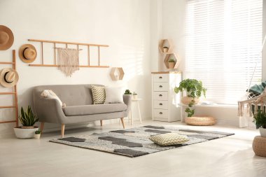 Oturma odasının içinde rahat bir kanepe var.