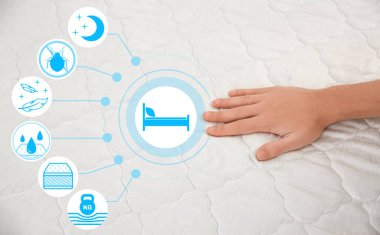 Adam modern rahat yatağı kontrol ediyor, yakın plan. 