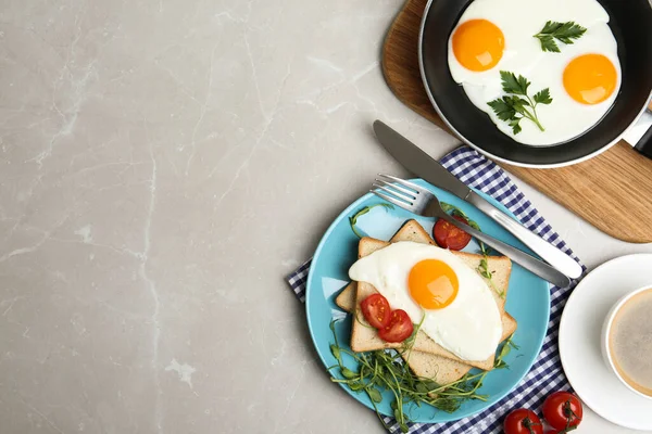플랫은 가벼운 대리석 테이블 맛있는 계란으로 구성되어 원문을 — 스톡 사진