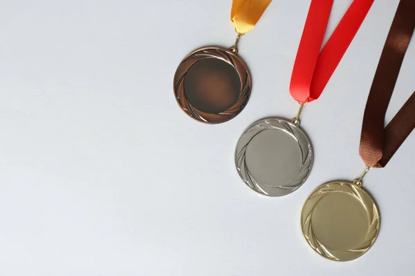 Medalhas Ouro Prata Bronze Sobre Fundo Branco Flat Lay Espaço — Fotografia de Stock