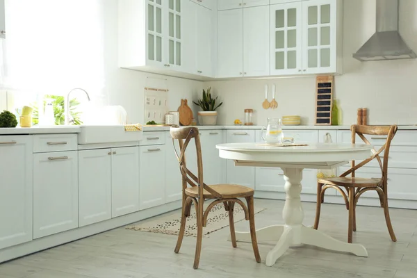 Eleganckie Wnętrza Kuchni Białym Okrągłym Stołem — Zdjęcie stockowe