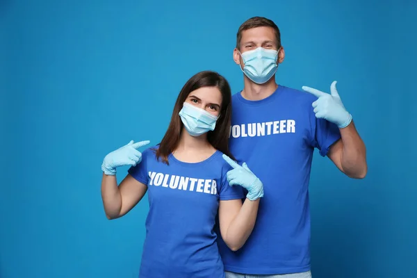 Volontaires Masques Gants Sur Fond Bleu Mesures Protection Pendant Quarantaine — Photo