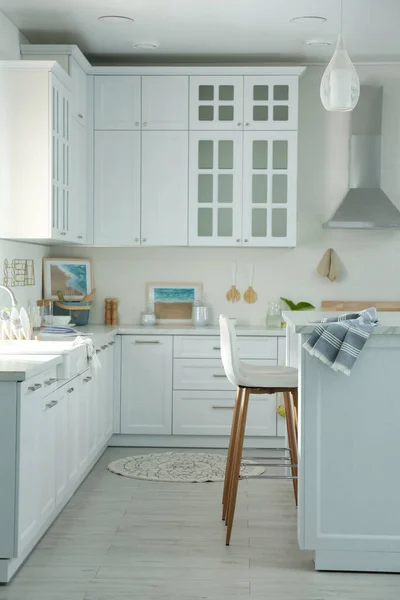 Yeni Moda Mobilyalarla Dolu Güzel Bir Mutfak — Stok fotoğraf