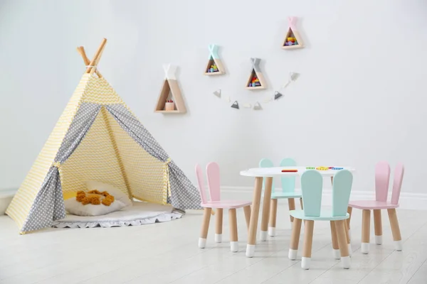 可爱的儿童房 里面有帐篷和小桌子 — 图库照片