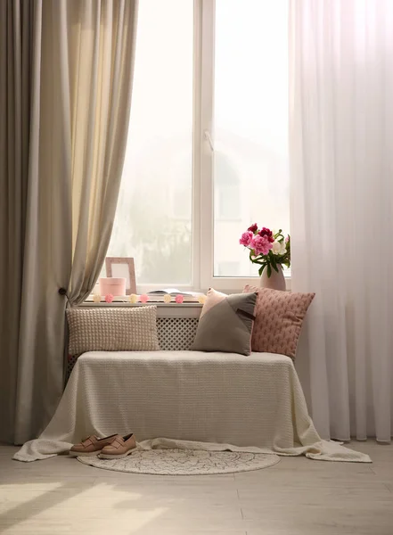 Komfortowe Miejsce Odpoczynek Poduszkami Kwiatami Piwonii Pobli Okna — Zdjęcie stockowe