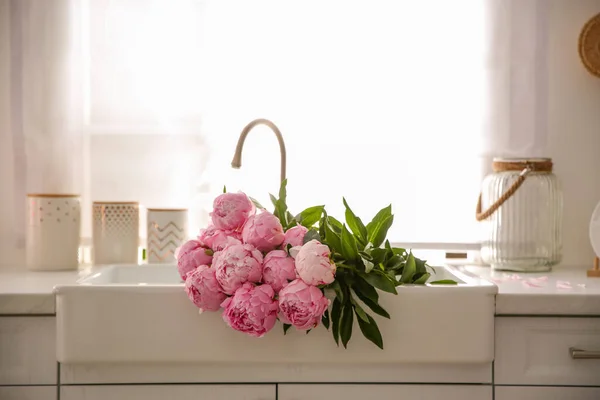 Букет Красивих Рожевих Півоній Кухонній Раковині — стокове фото