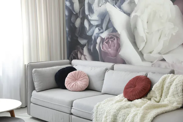 快適なソファ付きのモダンなリビングルームのインテリア — ストック写真