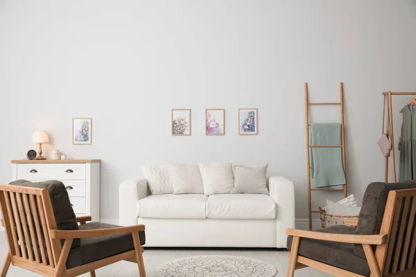 Rahat Kanepe Koltukları Olan Modern Oturma Odası — Stok fotoğraf